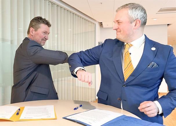 Torbjörn Wahlborg, chef för BA Generation inom Vattenfall, och Kalev Kallemets, VD för Fermi Energia, vid signering av avsiktsförklaringen i Vattenfalls huvudkontor i Solna.