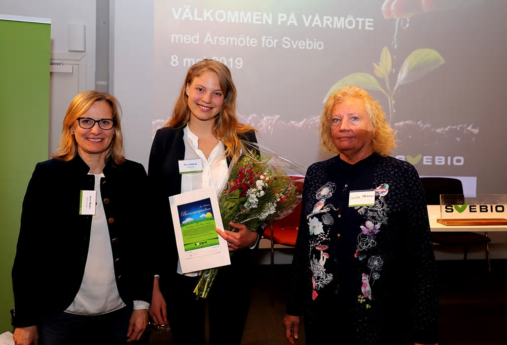 Elin Ledskog från Againity, (mitten) har tilldelats Jan häckners bioenergipris 2019 tillsammans med David Frykerås. Priset överlämnades av Cecilia Häckner (till höger), dotter till Jan Häckner och Karin Medin (till vänster), ordförande i Svebio.