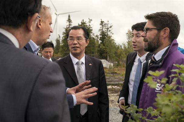 Kinas ambassadör GUI Congyou i samspråk med Per Langer, Fortum, och Hans Kreisel, Skellefteå Kraft.