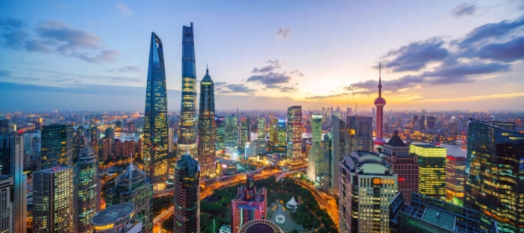 Shanghai är den största staden i Folkerepublikken Kina, och är världens största hamnstad.