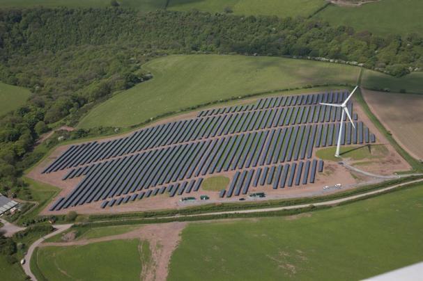 <span><span>Solkraftparken vid Parc Cynog, Wales, med totalt 5 megawatt (MW) solpaneler i anslutning till vindkraftsparken.</span></span>