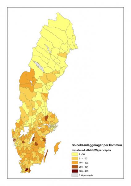 Kartor över installerad effekt av solcellsanläggningar den 31 december 2019 (per kommun, per capita).