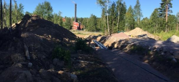 Bilden är tagen tidigare i år då arbetet med att förlägga ledningarna i marken pågick. I bakgrunden skymtar Surahammars värmeverk.
