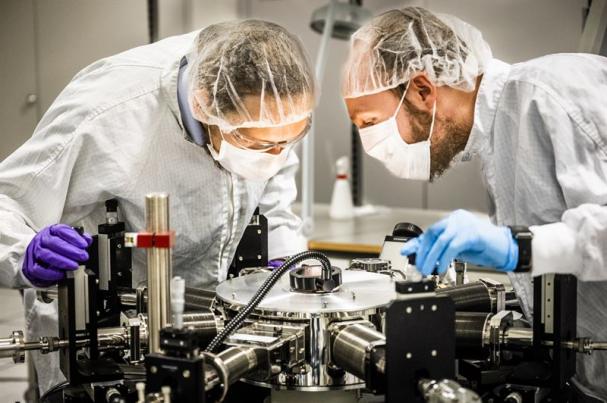 Forskare vid Linköpings universitet har utvecklat ett stabilt polymert bläck med hög ledningsförmåga. Simone Fabiano och Antoine Stoeckel i renrummet på Campus Norrköping.