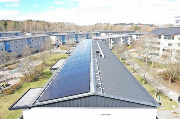 Nu har 3 195 solpaneler monterats på HSB brf Granens tak i Järfälla.