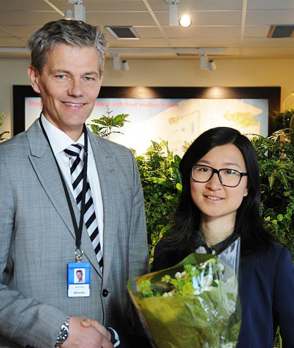 Vinnare Fortum Innovation Challenge Beichen Chen, KTH, och Göran Hult, chef FoU Fortum Sverige