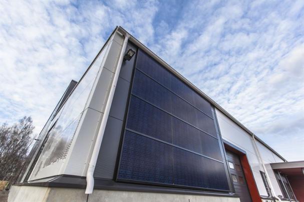 Ruukki on-wall solar system är särskilt lämpade för detaljhandel-, industri-, lager- och logistikbyggnader