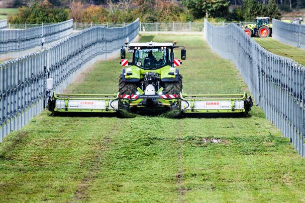 Skörd i agrivoltaisk solpark i tyska Donaueschingen.