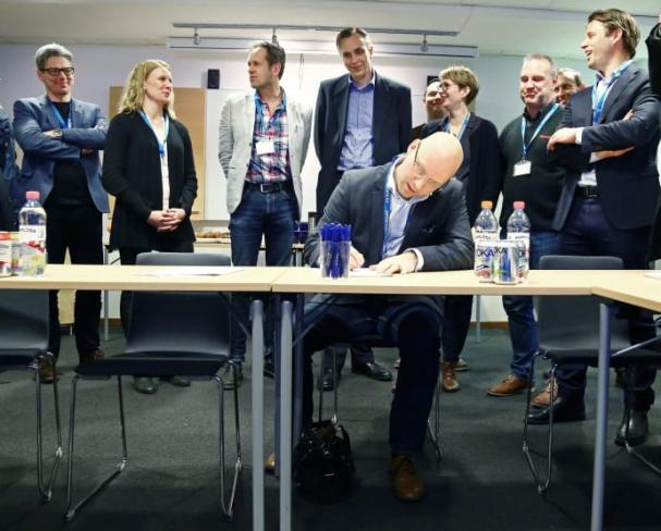 Mattias Philipsson, vd för Svensk Biogas, skriver under klimatmålet om fossilfria inrikestransporter.