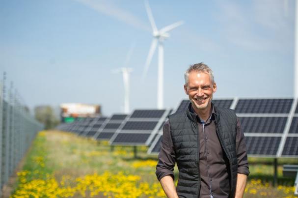 Björn Sjöström VD på Varberg Energi framför solcellsparken Solsidan.