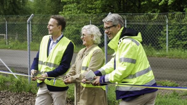 Peter Danielsson, kommunstyrelsens ordförande Helsingborg, NSR:s styrelseordförande Eva Holm samt NSR:s vd Ulf Molén klipper bandet och inviger bolagets biokolsanläggning.