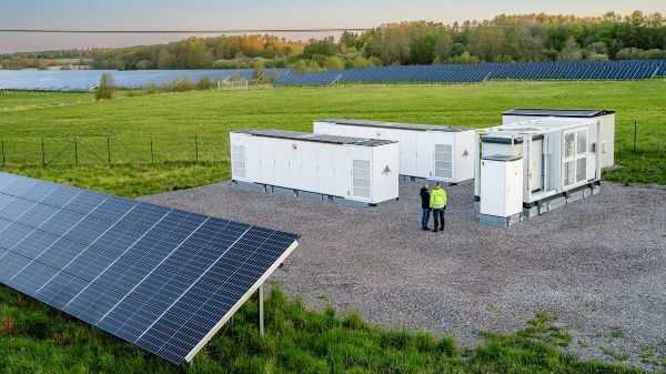 Hybridparker d&auml;r batterier blir en del av solparken blir allt vanligare