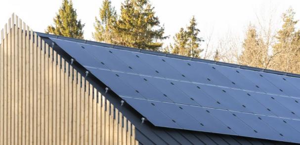 Solcellspanelerna är installerade på skolans tak.