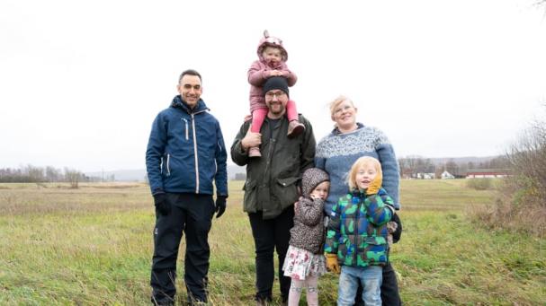 På platsen där solparken kommer uppföras: Adam Jomaa tillsammans med Per och Emelie Hult och deras barn Iris, Irma och Otto.