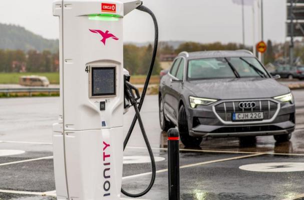 Audi e-tron vid IONITY supersnabbladdare, Circle K Strömstad.