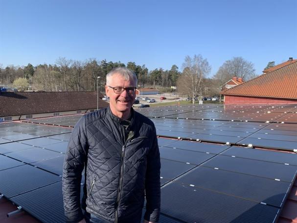 Lars Bernhäll, teknisk förvaltare Castellum, vid solcellerna.