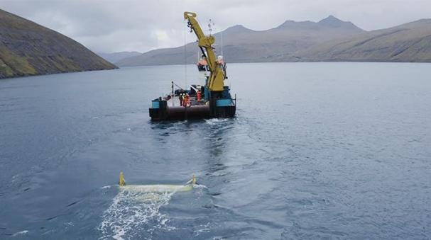 Bild från driftsättningsarbetet av Minestos tidvattenkraftverk DG100 i Vestmannasund på Färöarna.