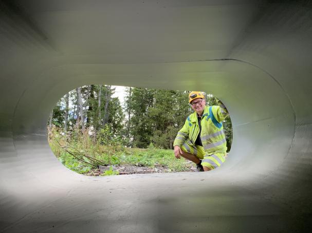 Det nya sugröret innan montering. Vattnet som har gått genom turbinen kommer därefter ut i sugöret.