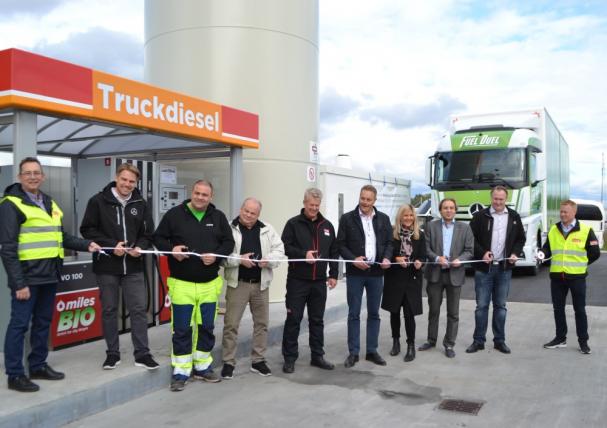 Philip Flygare (Upplands Motor), Cem Kizilkaya (Sortera Skandinavien AB), Hans-&Aring;ke Johansson (H&Aring;J Transporter), Per Silverbratt (Circle K), Anders Rosenqvist (Rosenqvist Group), Helena Fornstedt (Circle K), Ibrahim Kalifa (Sigtuna kommun), Martin Svedin (Svebol Logistcs) klipper bandet vid invigningen av den nya stationen i Rosersberg. Håller i bandet gör Mats Lindqvist och Patrik Stavne från Circle K.