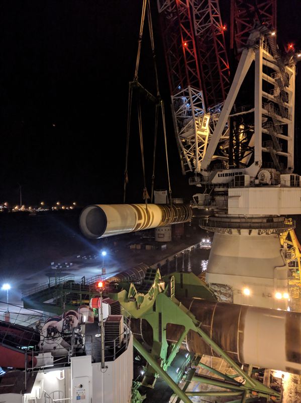 Monopile lastas på Innovation i Esbjerg hamn
