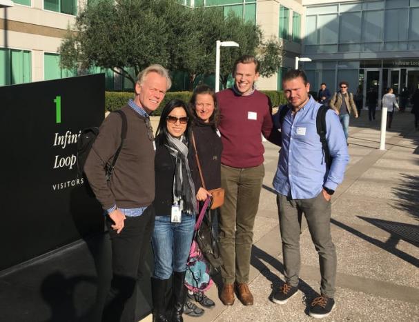Besök på Apples huvudkontor. Från vänster: Lars Dahlbom från Växtzon/UIC, Amy Huang från Apple, Katarina Chowra från Nordic Innovation House samt Hugo Larsson och Mathias Petzäll från Save by Solar.