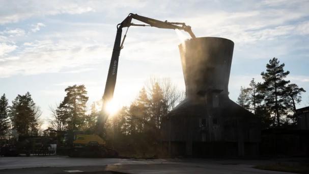 I mitten av november 2021 anlände Fredrik Brännmark från Hansén Bil & Maskin i Boden med sin Volvo EC480E HR höghöjdsrivare för att riva det 22 meter höga kyltornet.