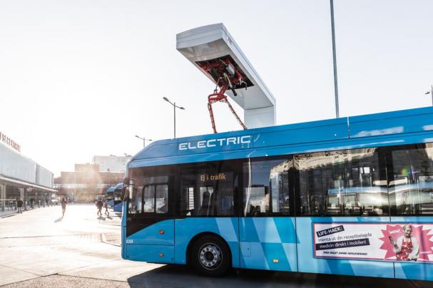 Från juni 2023 börjar 50 nya elbussar rulla i Göteborg. Bilden visar en av Västtrafiks befintliga elbussar.