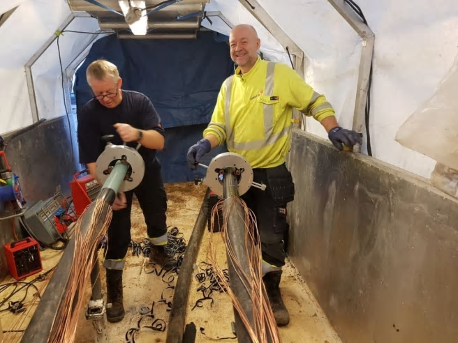 Arild Wold och Richard Sjølie från Omexom i färd med att ta hand om två av de skadade kablarna.