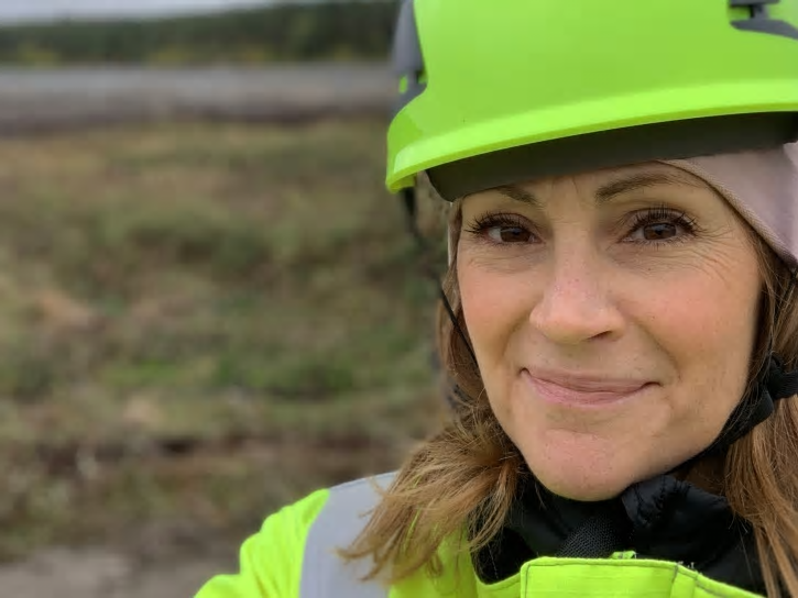 – Det känns kul att engagera alla medarbetare i projektet på här plats, säger Caroline Hildahl projektledare för &Ouml;stersund Solpark.
