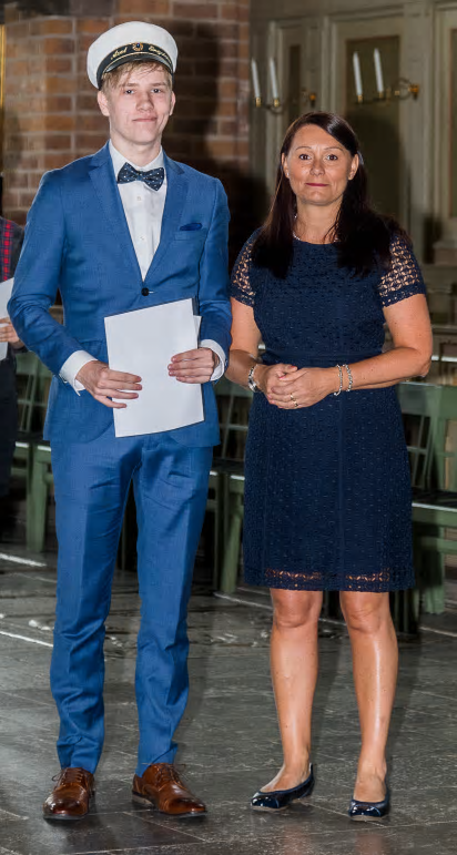 Här är Europaskolans matematikstipendiat Axel Engström tillsammans med Pia Dahlén, kommunikationschef på Eskilstuna Strängnäs Energi och Miljö som delade ut stipendiet.