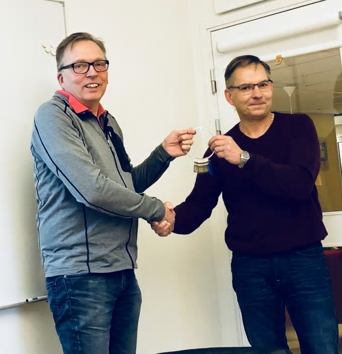 Per-Olof Claesson, vd för Vinningas elförening, lämnar över nycklarna till Lars-Göran Färdig på Lidköping Elnät.