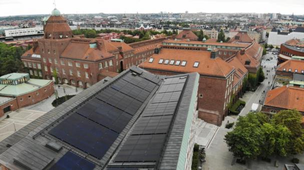 Nya solceller på byggnaden Sing Sing vid KTH Campus i Stockholm.