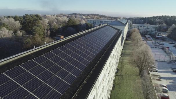 Hela 654 kvadratmeter solceller på taken på Hammarkulletorget 31-51 kommer producera el som ska användas direkt i husen de är byggda på.
