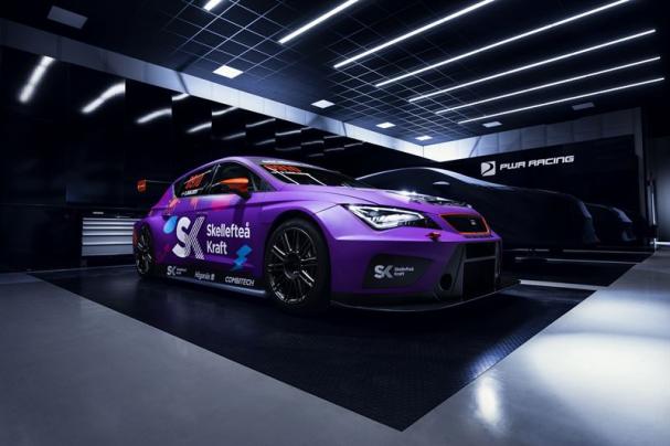 Vid eCar Expo i Göteborg i fredags fick elbilen, PWR001, ikläda sig den Skellefteå Kraft-lila dekalering som kommer att pryda Robert Dahlgrens tävlingsbil under 2019.