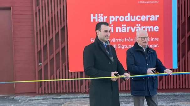 Michel Thomas, chef för City Quarter & Energy Solutions på E.ON och Mats Weibull (M), ordförande i bygg-och miljönämnden på Sigtuna kommun klipper bandet och inviger därmed anläggningen i Sigtuna stadsängar.