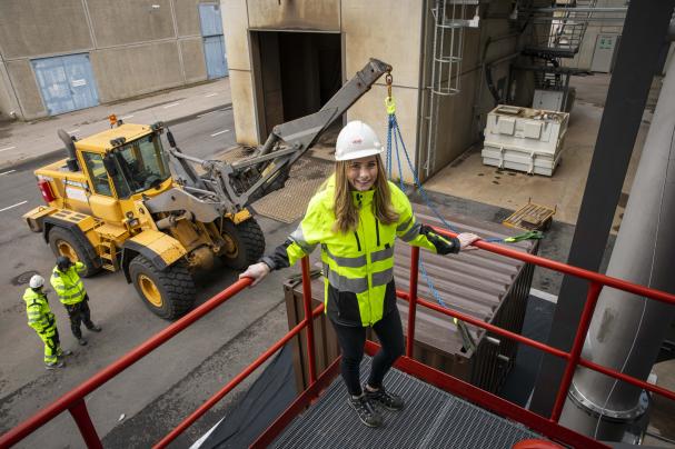 Sofie Rothén, projektledare på Växjö Energi, överser installationen av pilotanläggningen på Sandviksverket i Växjö.