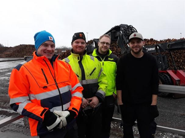 <span><span><span>Martin Svarén, Stora Enso Bioenergi, Pierre Eriksson, Wasa Last, Fredrik Karlsson, Stora Enso Bioenergi och Viktor Karlsson, Wasa Last, såg till att lastningsarbetet flöt på Stora Ensos egen terminal i Hällefors.</span></span></span>