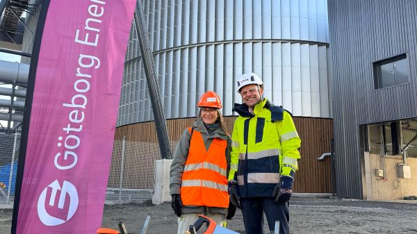 Kommunalr&aring;d Karin Pleijel (MP) och G&ouml;teborg Energis vd Per-Anders Gustafsson vid invigningen av den nya bio&aring;ngpannan.