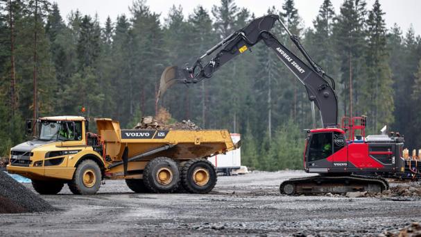 Volvo A25G och EC250E i vindkraftsparken i Tjällmo. Andreas fick sin nya EC250E i februari 2021, men först i augusti tog han den i drift.