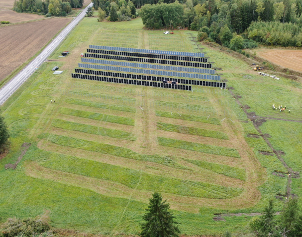 I Solvallen i Vässlingby kombineras elproduktion med fortsatt brukande av jordbruksmarken.