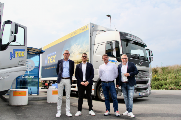 Från vänster: Jan Lundberg, vd NTEX Inrikes, Josef Hansson Lastbilssäljare på Volvo Truck Center, Erik Fromell, Business Development Manager Gasum och Clas Westling, Sales Manager på Gasum.