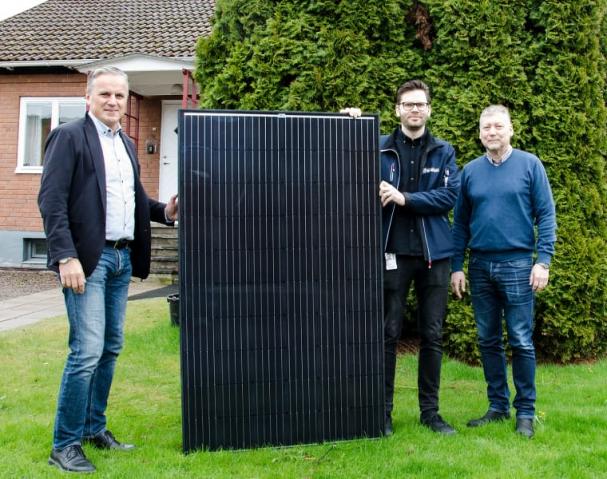 Elen produceras med hjälp av solceller som monteras på taket och som producerar el via solens strålar. På bild från höger Anders Rydén, Mårten Nelson och Lars-Olof Andresen.