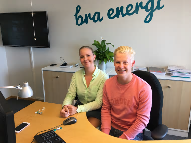 Alva Sjunnesson och Ludvig Jönsson, sommarjobbare och solcellsspanare på &Ouml;resundskraft.