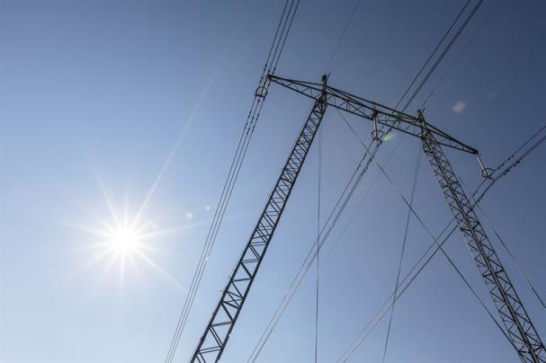 Bild - Kraftledning 400 kV, stolpe i skog, högupplöst JPEG, foto Tomas &Auml;rlemo