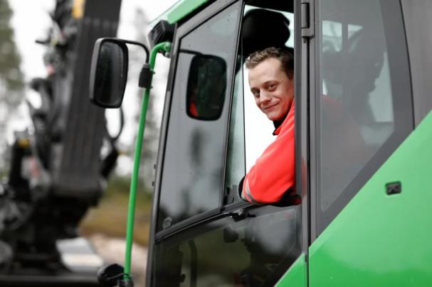 Viktor Persson köpte sin Volvo EC300E grävmaskin 2018. &Aring;ret efter lackades maskinen grön.