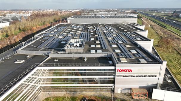 Alights solanläggning på taket vid Toyota Material Handlings kontor i Paris, Frankrike.
