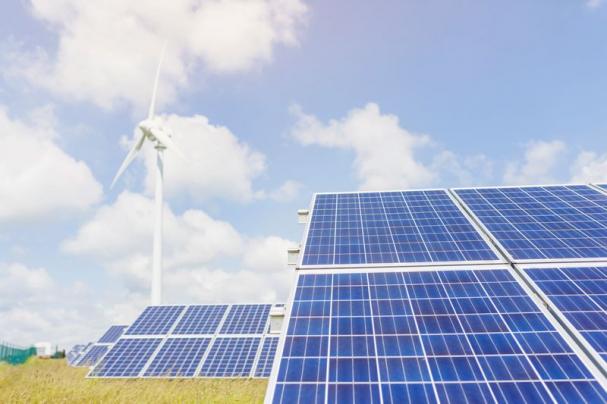 E.ON investerar över 16 miljarder kronor mellan år 2020 och 2023 för att göra den gröna energiomställningen möjlig. Men just nu är det svårt att hinna med. Hållbarhetsambitioner och rekordhöga elpriser har blåst upp intresset för att ansluta solkraft till elnätet till bristningsgränsen. Enskilda förfrågningar gäller anslutningar av solparker som motsvarar effekten av en medelstor stad.
