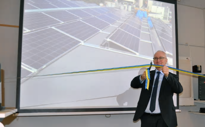 Fastighets- och investeringslandstingsrådet Paul Lindquist (M) invigde under fredagen den 1050 kvadratmeter stora solcellsanläggningen vid Danderyds sjukhus.
