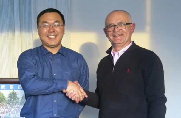 Yang Hua, vice vd på Goldwind, och Mike Danilovic, professor i industriell organisation vid Högskolan i Halmstad.