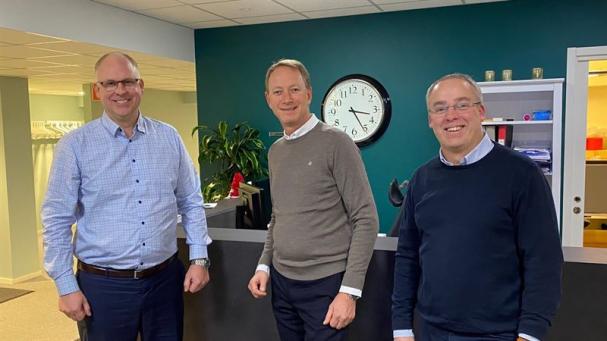 På bilden fr v: Fredrik Allthin, vd och chef för affärsområde Assemblin El, Mårten Klint, vd för &Aring;by Eltjänst, Daniel Klerdal, strategichef Assemblin El.